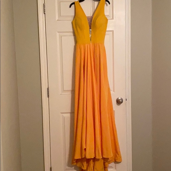Yellow gown . - Picture 7 of 8